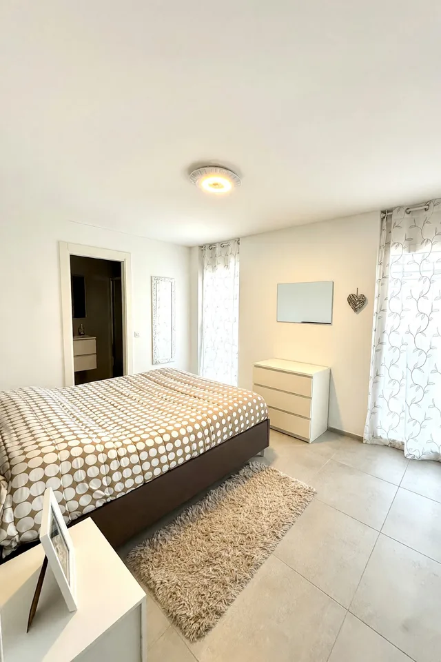Elegante nuovo 3,5 con ampio terrazzo e camera con bagno ensuite