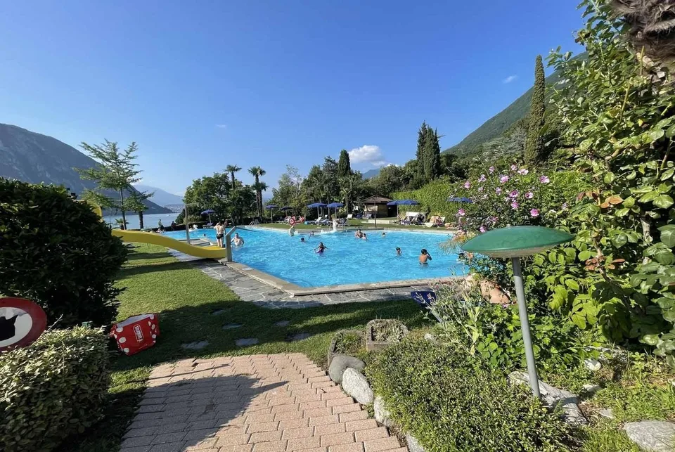 Appartement pratique de deux pièces dans une résidence avec piscine à Bissone