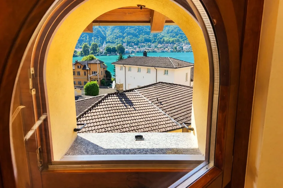 Elegant 4.5-room lake view apartment renovated with private garden in Capolago