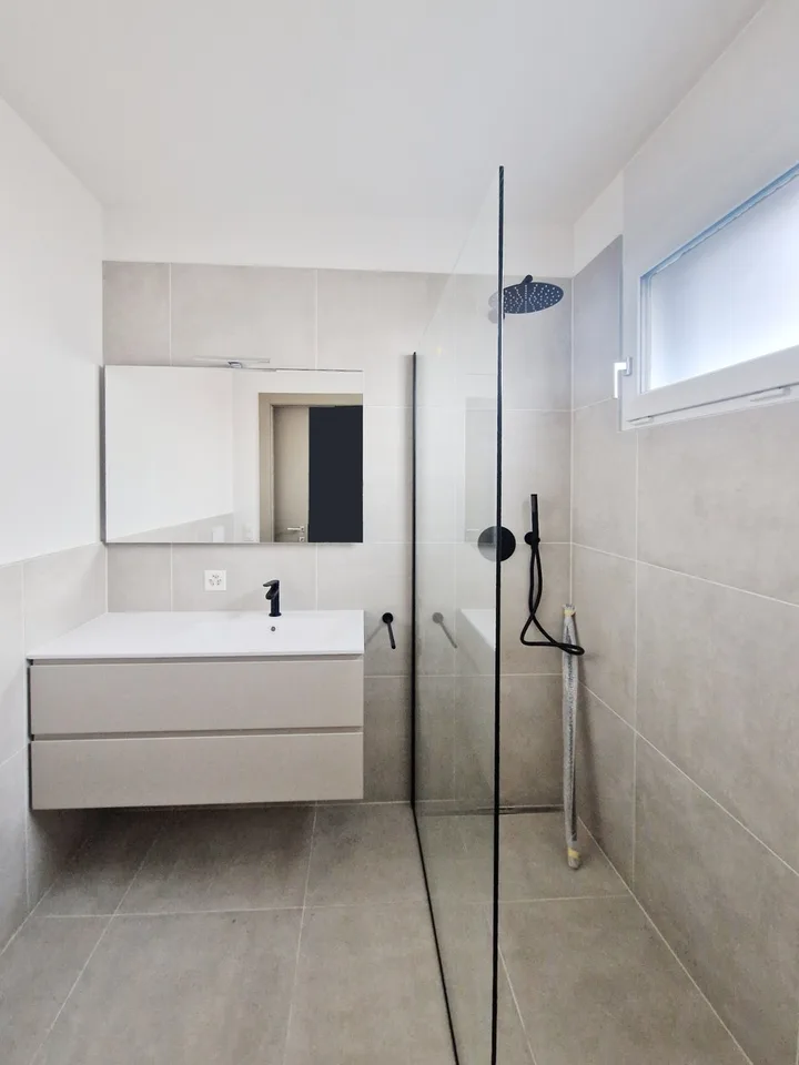 New modern 3.5-room apartment with two covered parking spaces, ready for immediate occupancy.
