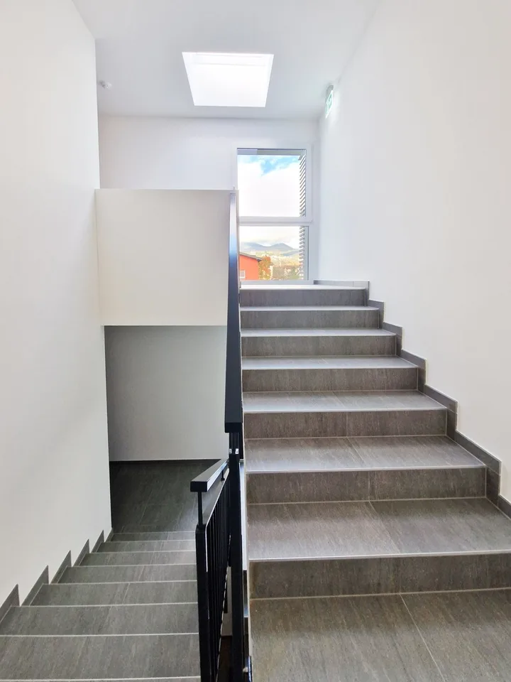 New modern 3.5-room apartment with two covered parking spaces, ready for immediate occupancy.