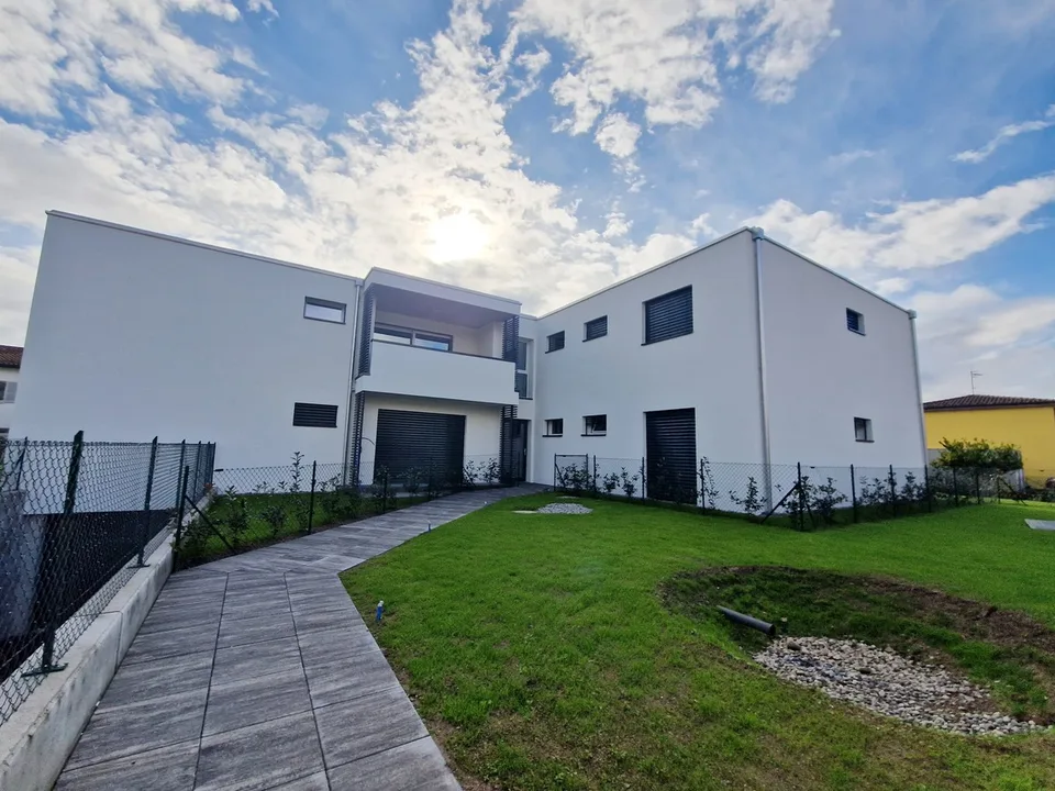 New modern 3.5-room apartment with two covered parking spaces, ready for immediate occupancy.