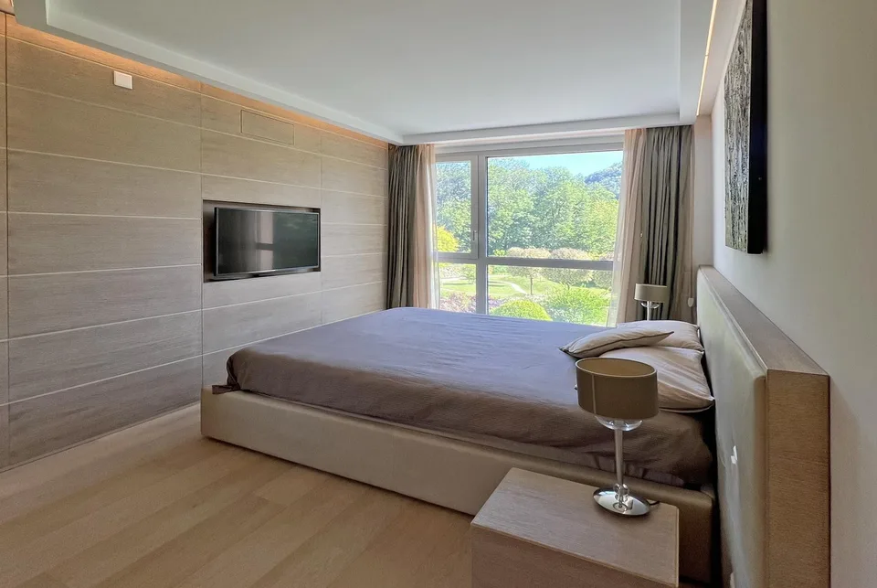 STUPENDIEMENT ET MODERNE 4.5 PIÈCES AVEC TERRASSE ET VUE SUR LE LAC À MUZZANO