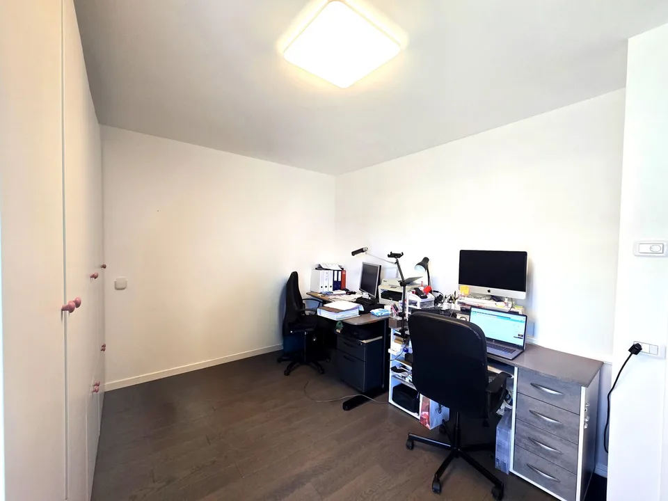 Bel appartement 4,5 pièces dans un style moderne avec grande terrasse couverte.