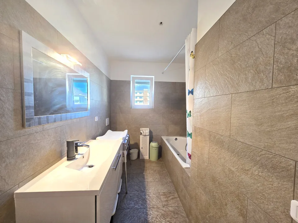 Bel appartement 4,5 pièces dans un style moderne avec grande terrasse couverte.