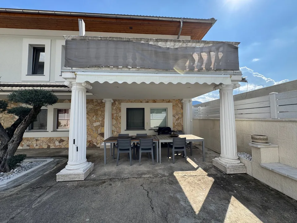Commercial artisanal property for rent with accommodation in Bedano