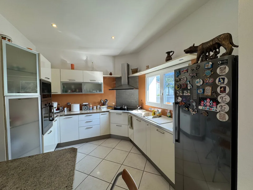 Commercial artisanal property for rent with accommodation in Bedano