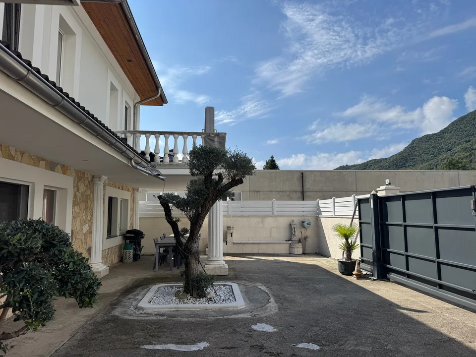Commercial artisanal property for rent with accommodation in Bedano