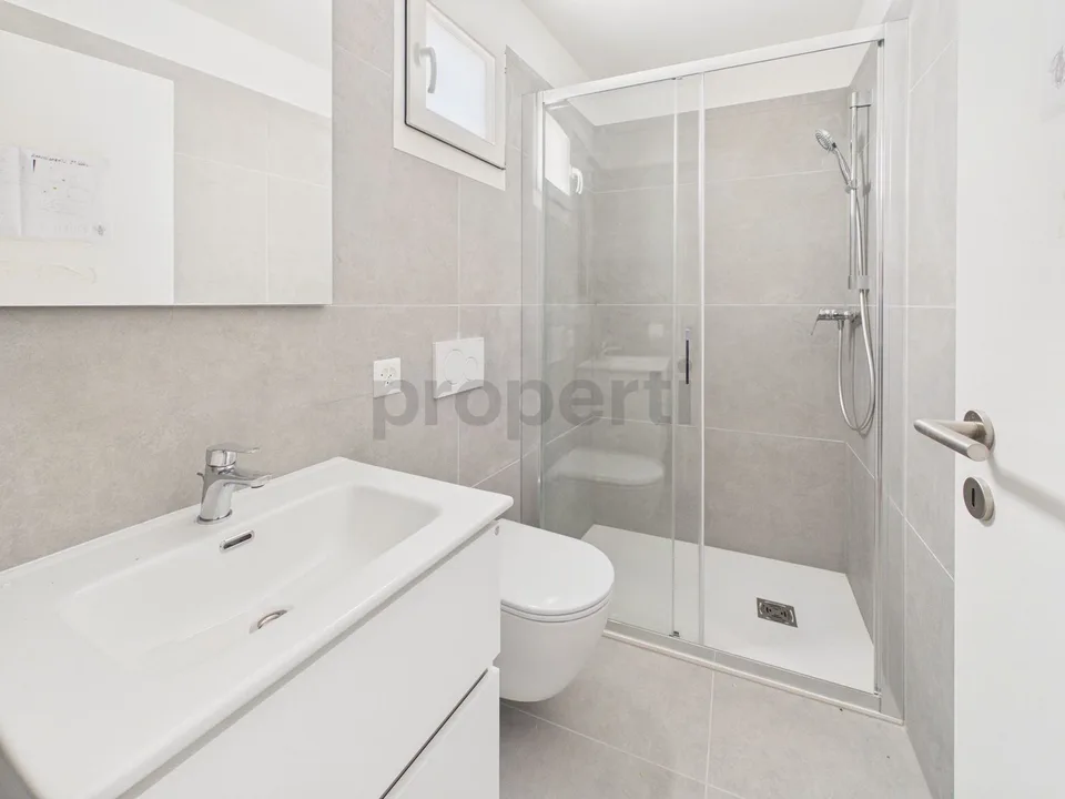 Appartement mansardé moderne 3.5 pièces avec parking et cave, Biasca