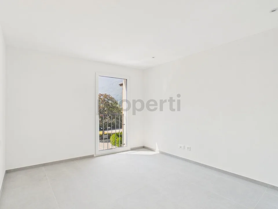 Appartement mansardé moderne 3.5 pièces avec parking et cave, Biasca