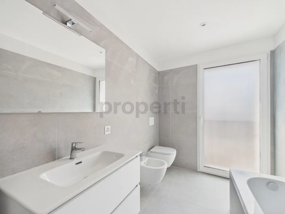 Appartement mansardé moderne 3.5 pièces avec parking et cave, Biasca
