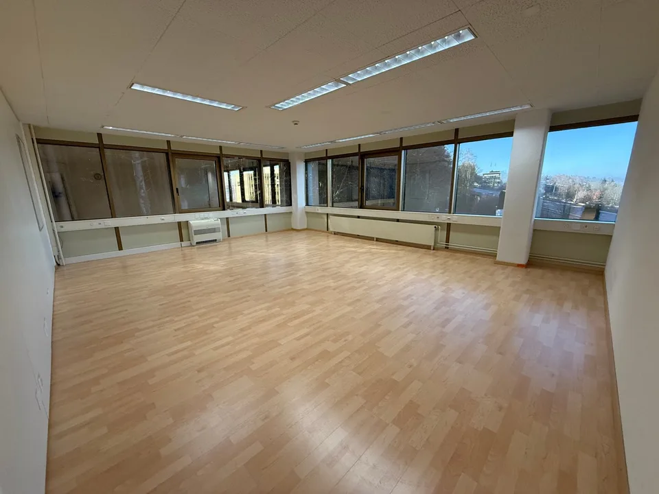 Espaces de bureau exclusifs avec une belle vue à Freienbach