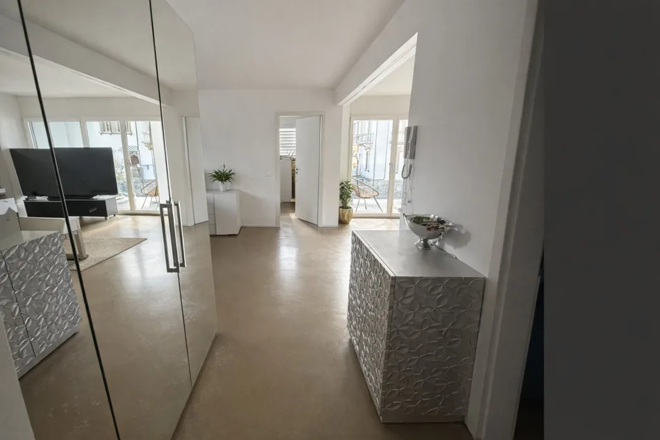 MURALTO: LAKE VIEW, LIGHT AND TRANQUILLITY IN A 2.5-ROOM APARTMENT