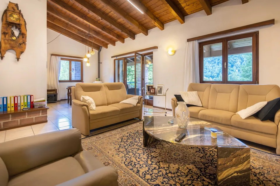 LARGE VILLA WITH 7.5 ROOMS IN A RESERVED AND GREEN AREA IN TRESA