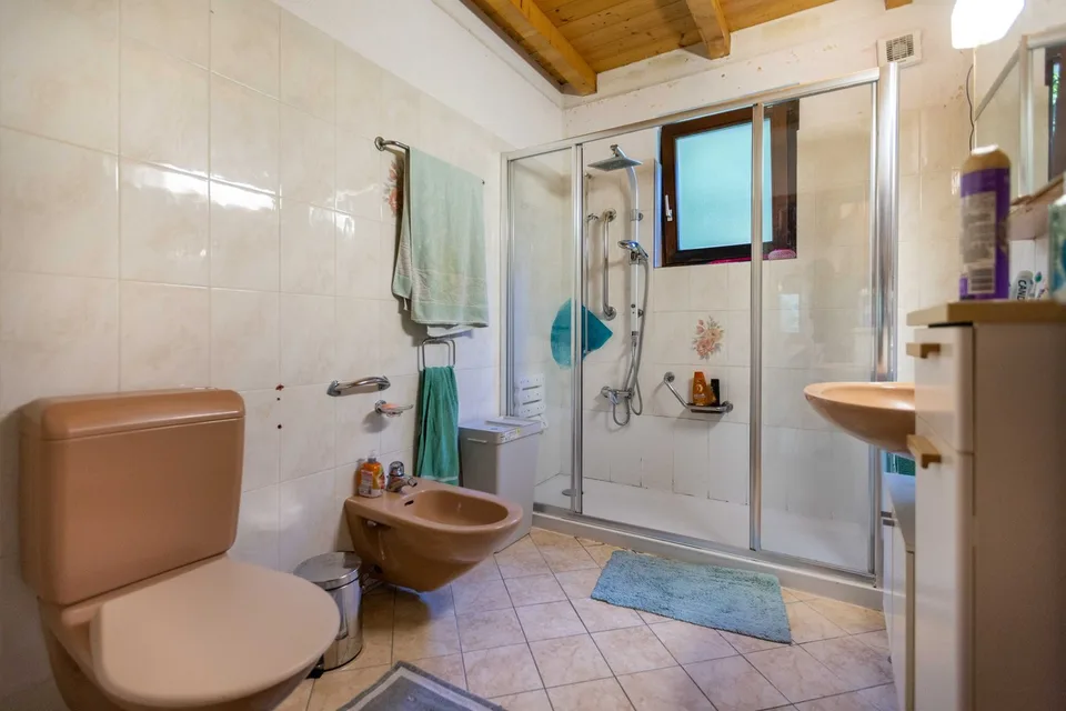 LARGE VILLA WITH 7.5 ROOMS IN A RESERVED AND GREEN AREA IN TRESA
