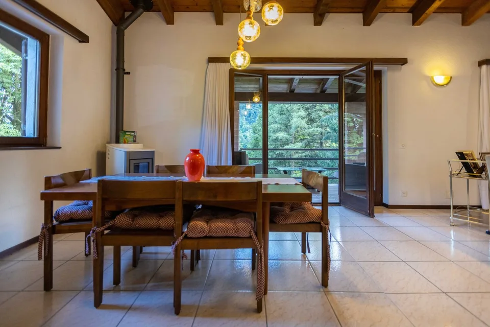 LARGE VILLA WITH 7.5 ROOMS IN A RESERVED AND GREEN AREA IN TRESA