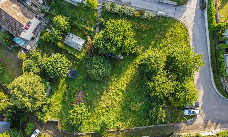 GRANDE TERRAIN CONSTRUCTIBLE R2 DE 990 M² À PAZZALLO