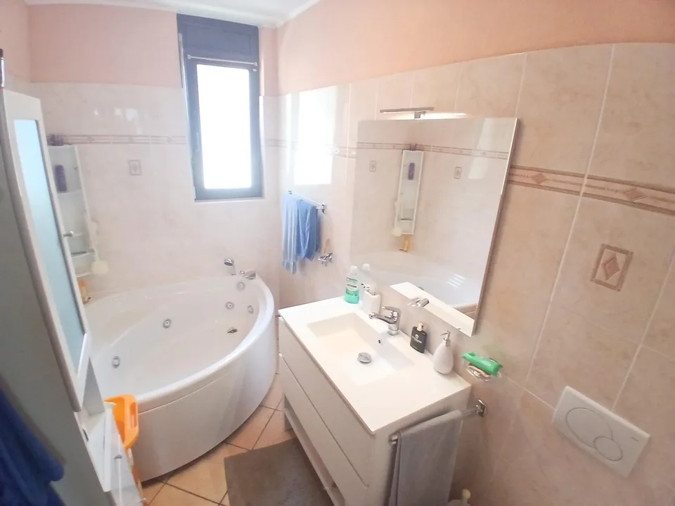 Appartement spacieux 3.5 pièces avec salle de loisirs et jardin privé à Caslano