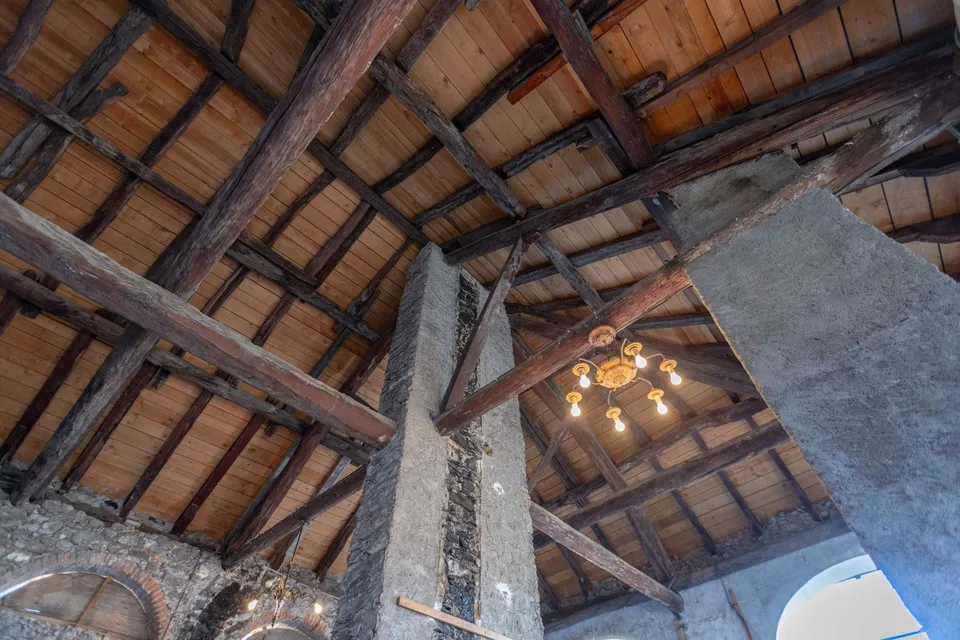 ROMANTICA VILLA STORICA 6.5 LOCALI CON CORTE A BRISSAGO
