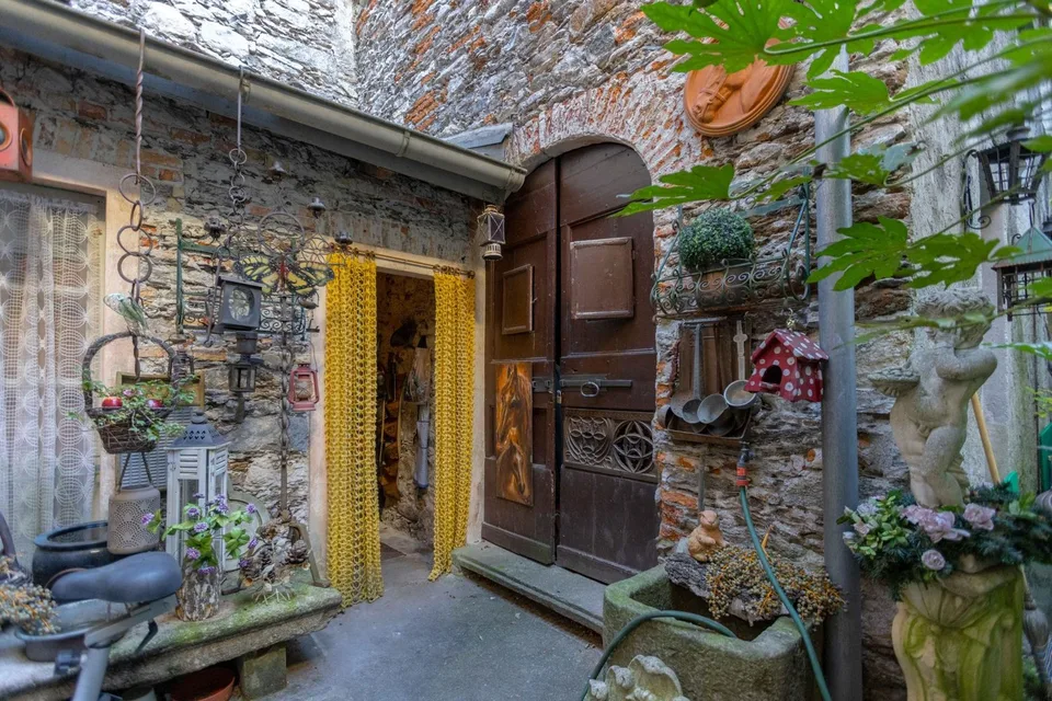 ROMANTICA VILLA STORICA 6.5 LOCALI CON CORTE A BRISSAGO