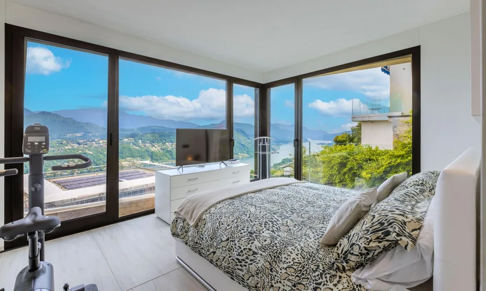 SPETTACULÄRES UND MODERNES PENTHOUSE 4.5 MIT SEEBLICK IN VERNATE