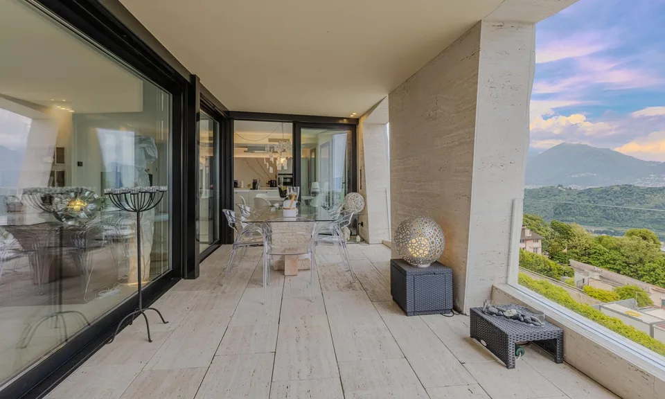 SPETTACULÄRES UND MODERNES PENTHOUSE 4.5 MIT SEEBLICK IN VERNATE