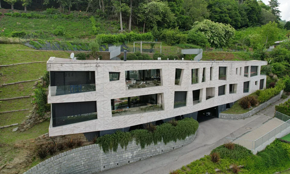 SPETTACULÄRES UND MODERNES PENTHOUSE 4.5 MIT SEEBLICK IN VERNATE