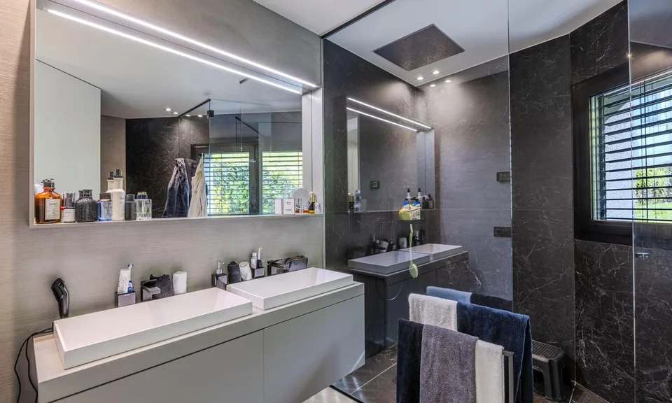 SPETTACULÄRES UND MODERNES PENTHOUSE 4.5 MIT SEEBLICK IN VERNATE