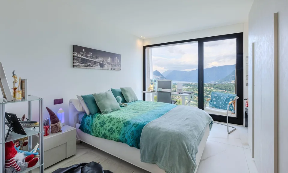 SPETTACULÄRES UND MODERNES PENTHOUSE 4.5 MIT SEEBLICK IN VERNATE