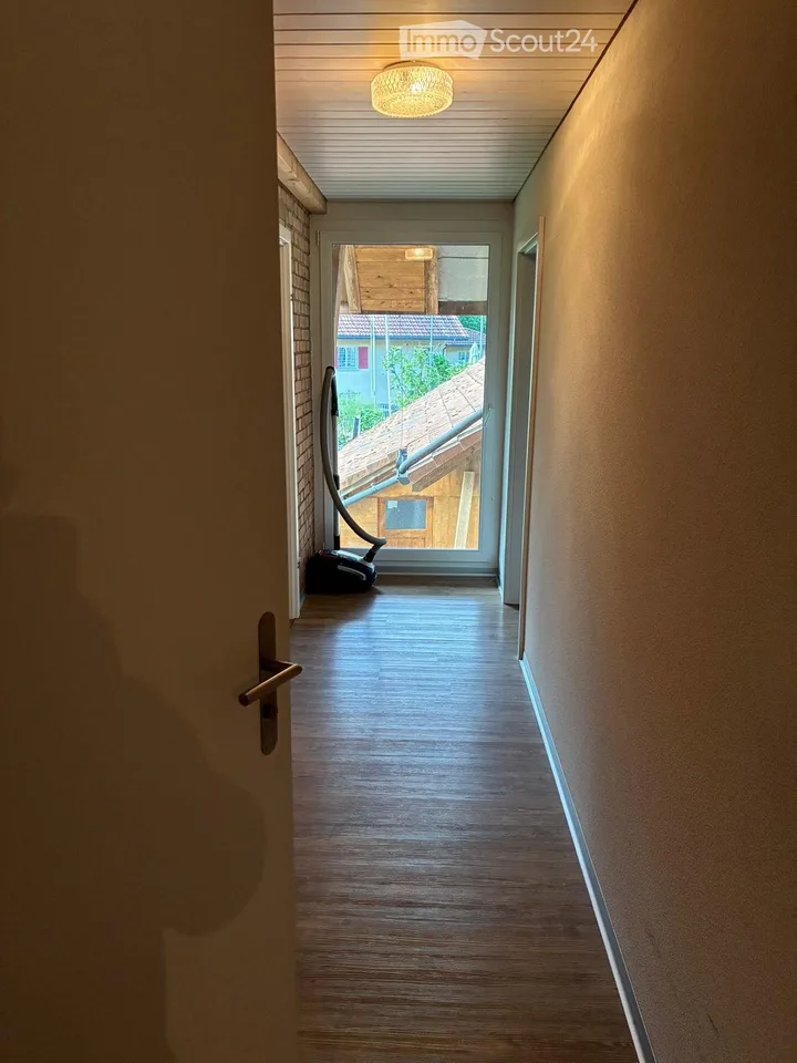 Charmant appartement 2.5 pièces avec grand balcon dans un cadre verdoyant