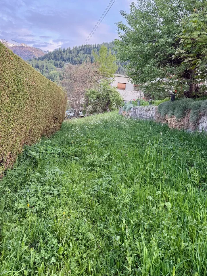 Très jolie parcelle de 968 m2 en zone résidentielle à Sornard en zone H30 à Nendaz avec accès direct