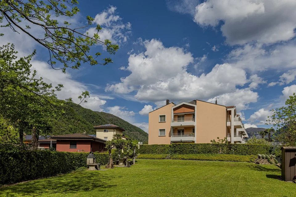Spacious 5.5-room apartment with a view of the greenery in Riva San Vitale