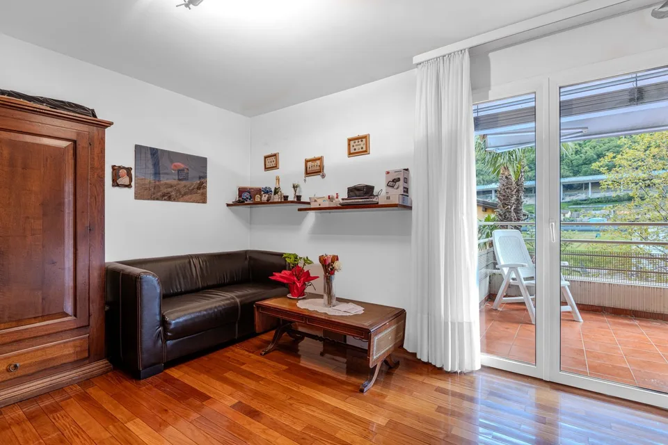 Spacious 5.5-room apartment with a view of the greenery in Riva San Vitale