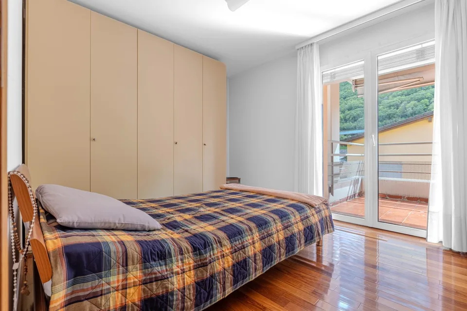 Spacious 5.5-room apartment with a view of the greenery in Riva San Vitale