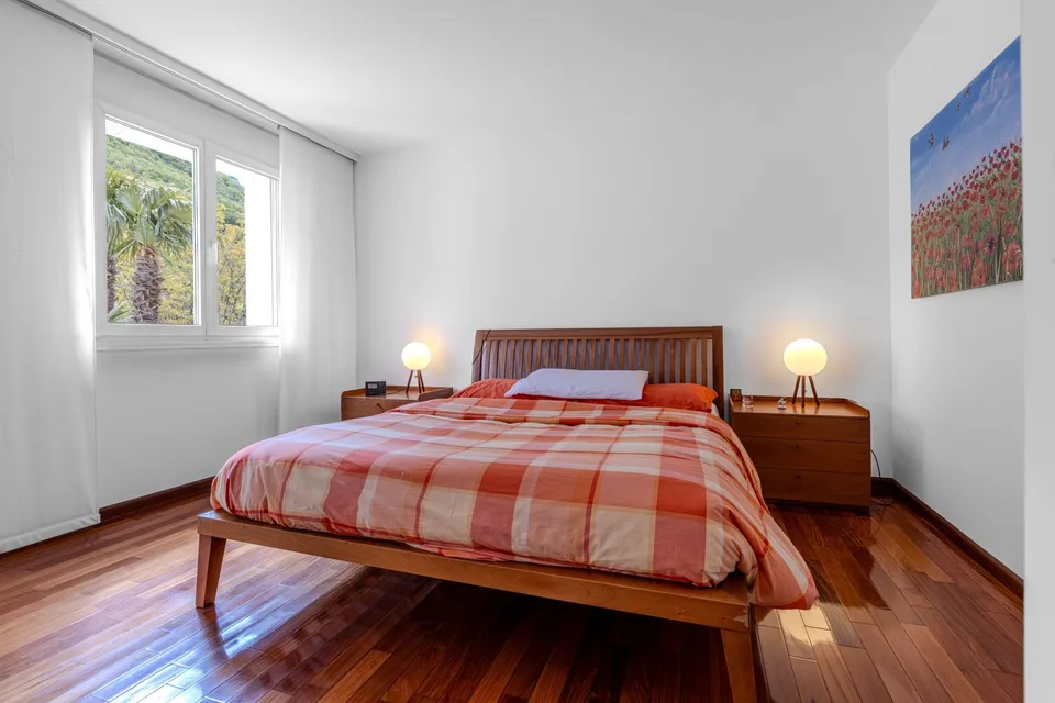 Spacious 5.5-room apartment with a view of the greenery in Riva San Vitale