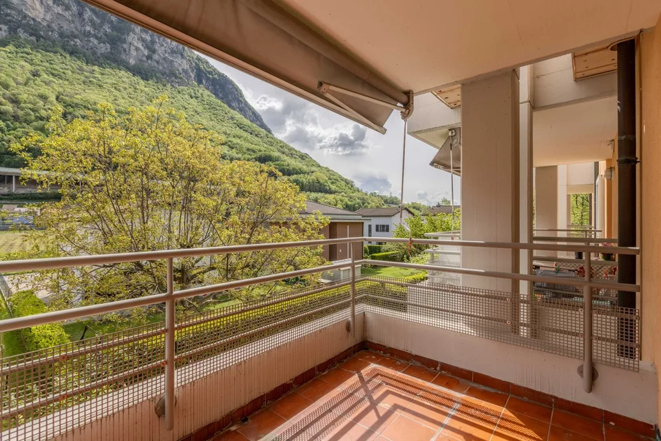 Spacious 5.5-room apartment with a view of the greenery in Riva San Vitale