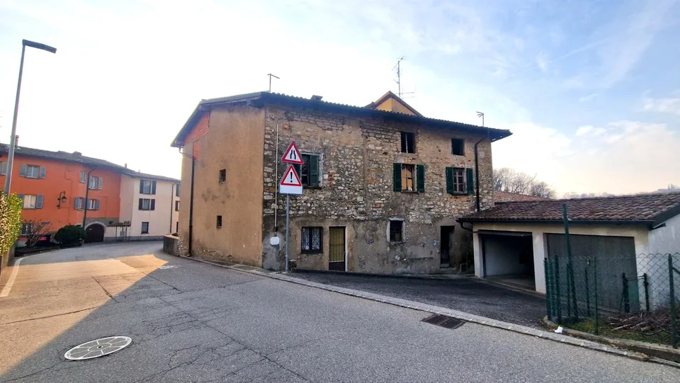 Affascinante casa di nucleo con licenza edilizia già approvata
