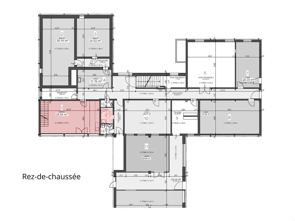 Bureau lumineux avec salle de conférence et cuisine