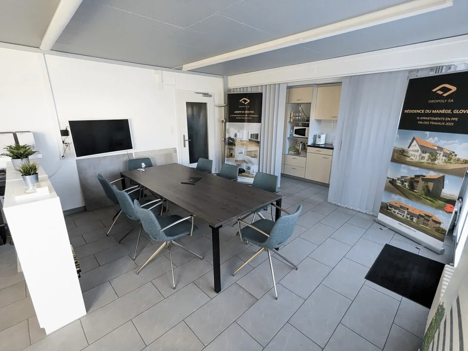 Bureau lumineux avec salle de conférence et cuisine
