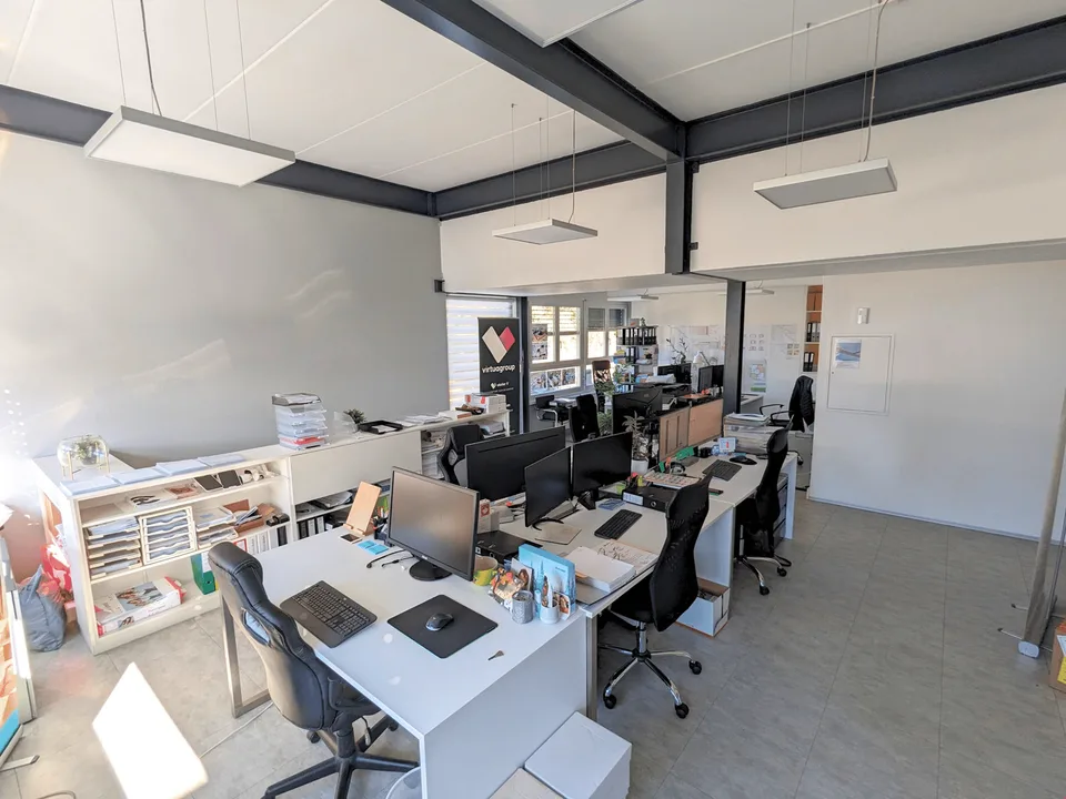 Bureau lumineux avec salle de conférence et cuisine