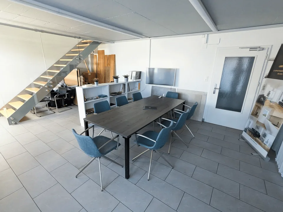 Bureau lumineux avec salle de conférence et cuisine