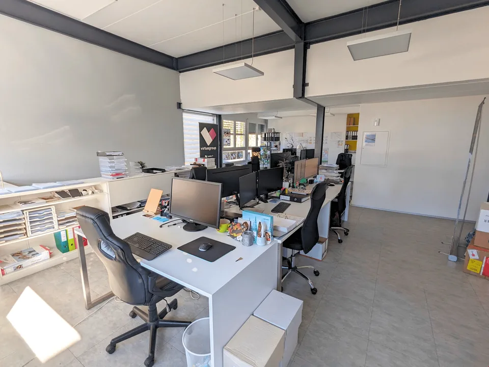 Bureau lumineux avec salle de conférence et cuisine