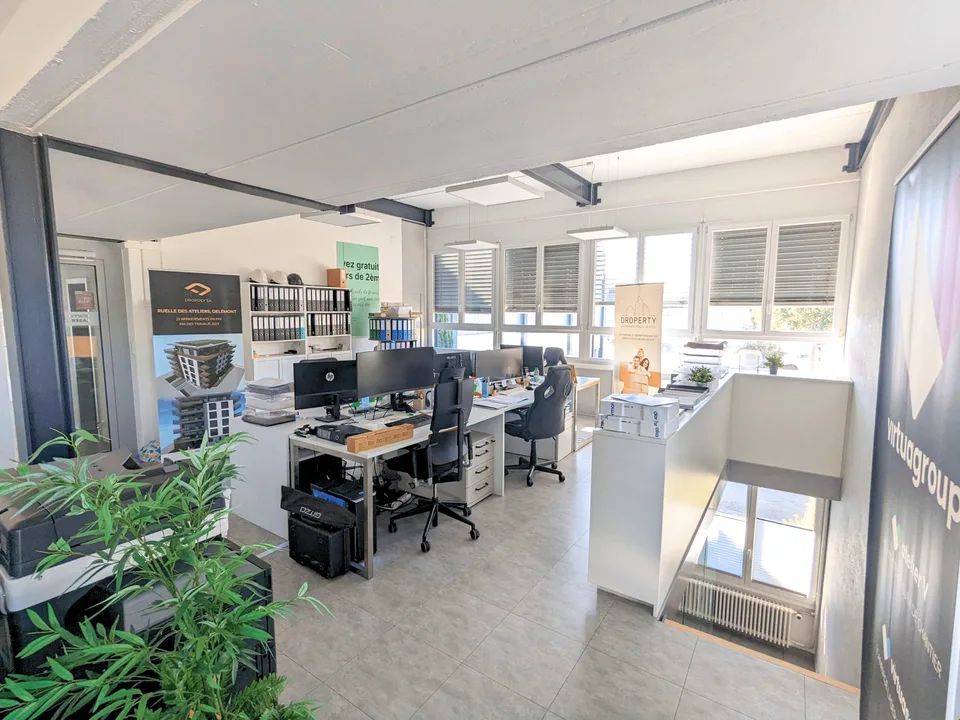 Bureau lumineux avec salle de conférence et cuisine