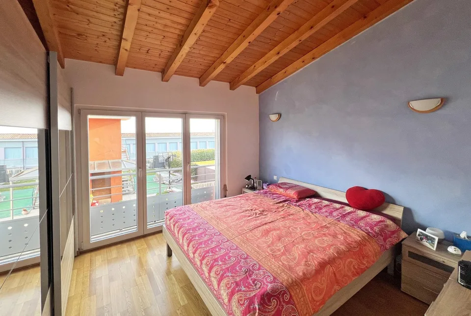 Spacious 5.5-room villa with flat garden in Besazio