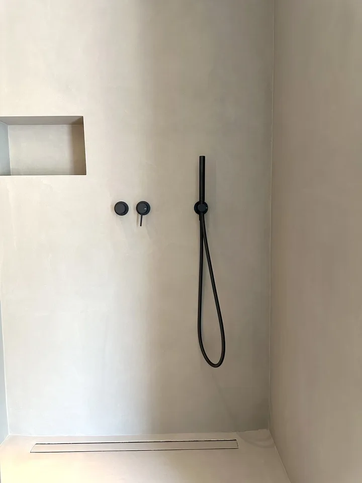 Duplex attique 4,5 rénové à neuf avec toit-terrasse panoramique.