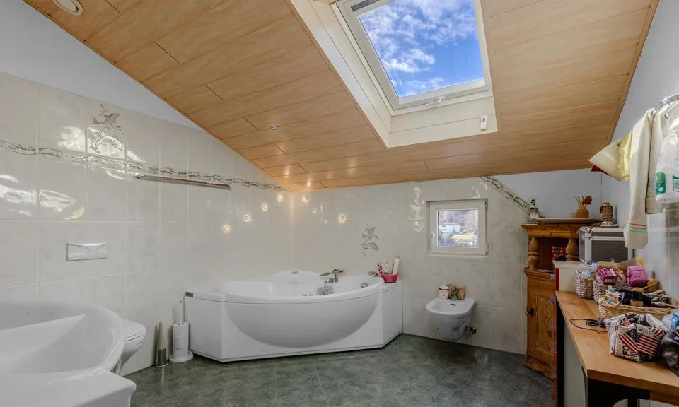 Großzügige und wunderschöne 5.5-Zimmer-Villa mit Garten an der Böschung