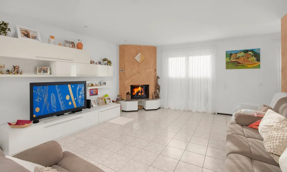 AMPIA VILLA UNIFAMILIARE 5.5 LOCALI CON PISCINA A MEZZOVICO