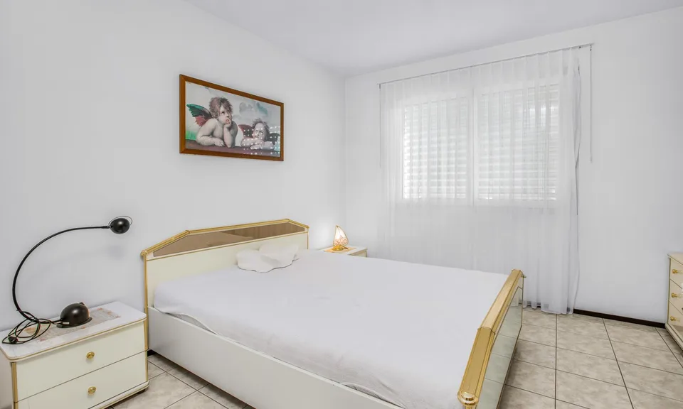 AMPIA VILLA UNIFAMILIARE 5.5 LOCALI CON PISCINA A MEZZOVICO