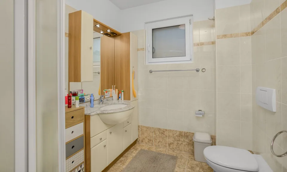 AMPIA VILLA UNIFAMILIARE 5.5 LOCALI CON PISCINA A MEZZOVICO