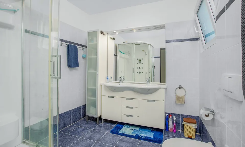 AMPIA VILLA UNIFAMILIARE 5.5 LOCALI CON PISCINA A MEZZOVICO